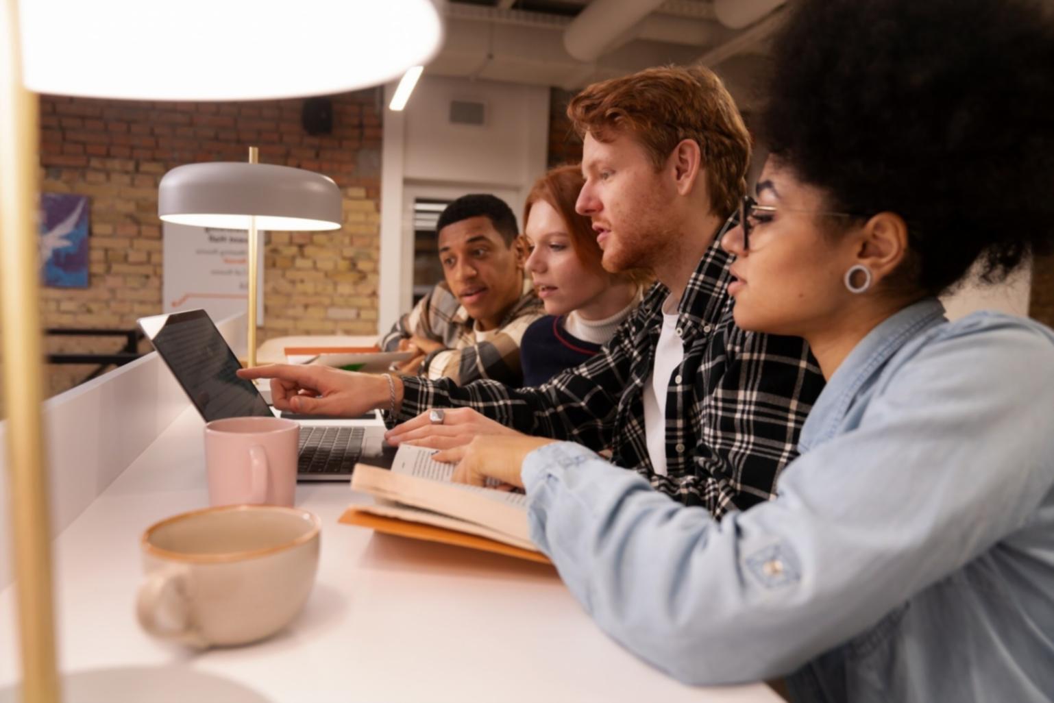 Studierende beim gemeinsamen Lernen von Finanzanalyse