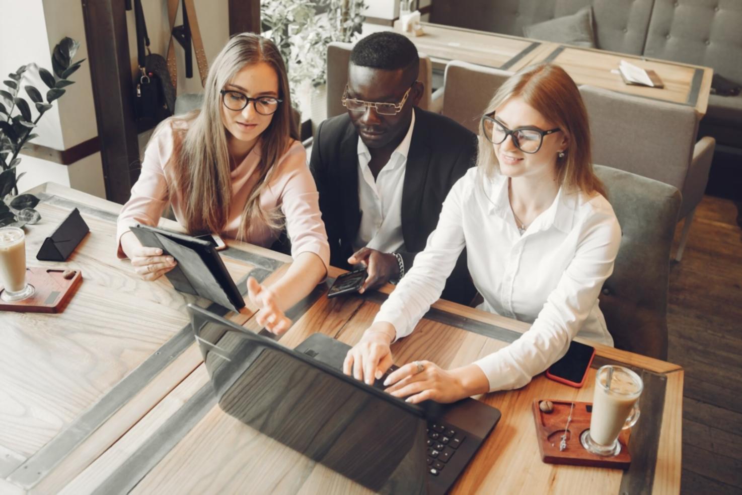 Finanzanalyse im Büro mit modernen Tools