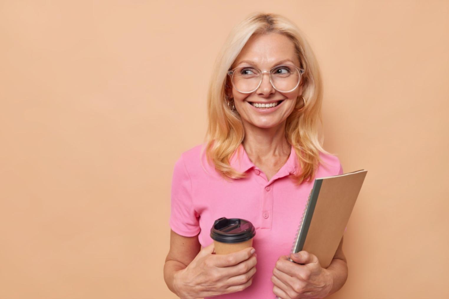 Finanzanalyse Arbeitsumgebung mit Dokumenten und Laptop